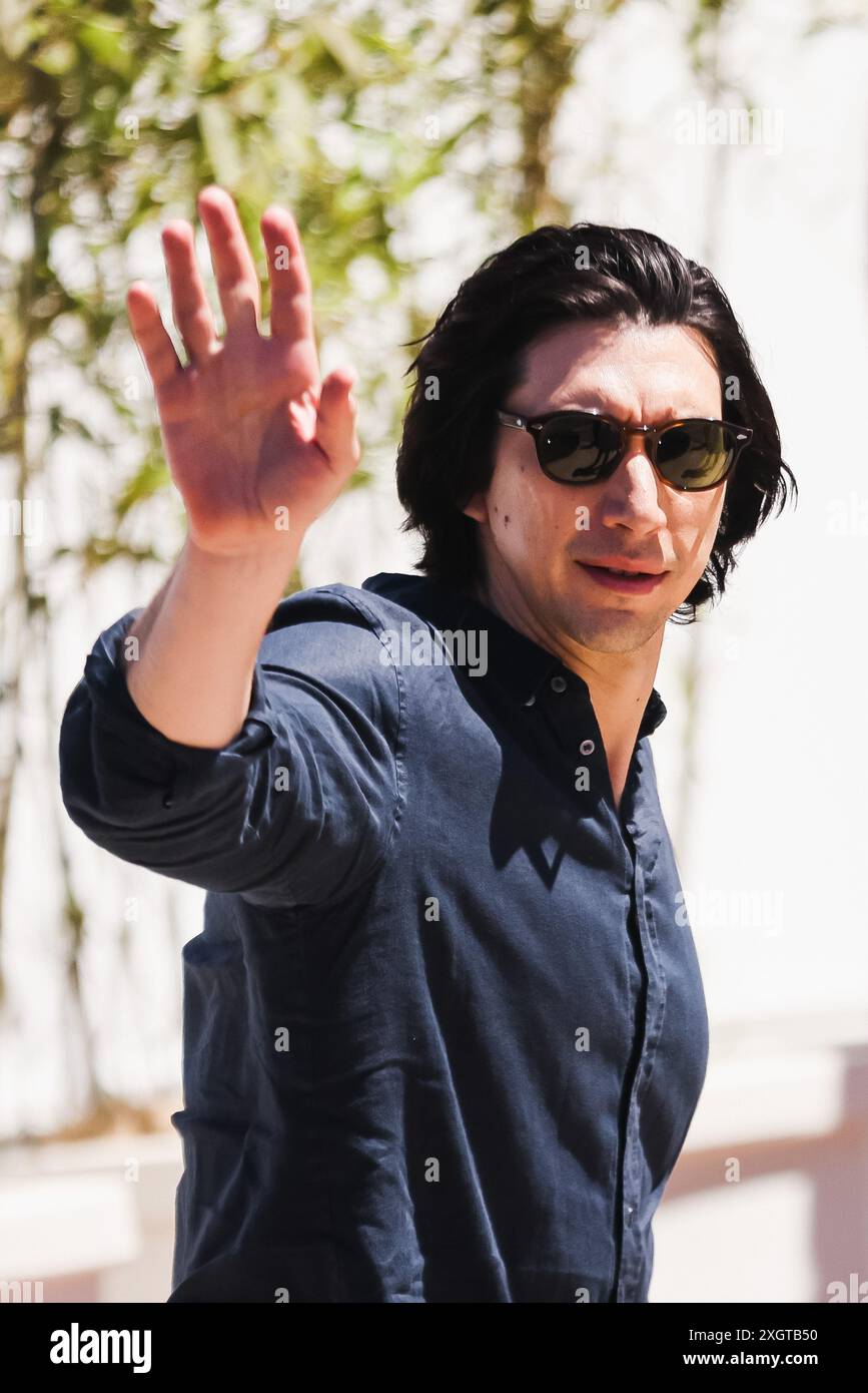 Adam Driver kommt am 17. Mai 2024 beim Fotoaufruf von Megalopolis während des 77. Festivals de Cannes in Cannes an (Foto: Alessandro Bremec/NurPhoto). Stockfoto