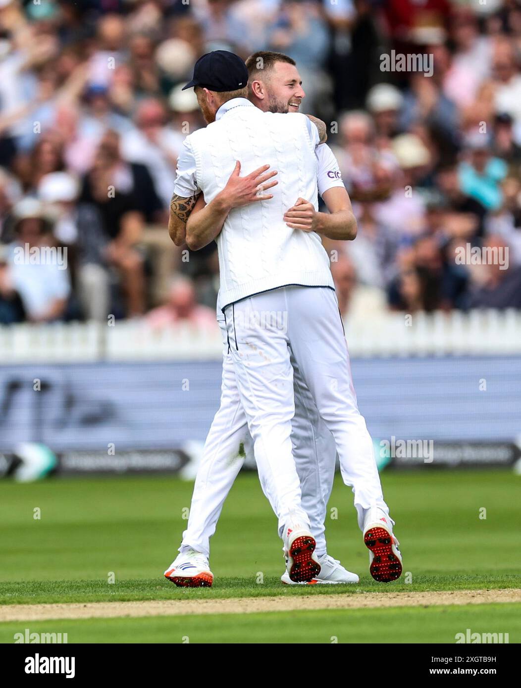 Gus Atkinson feiert mit Ben Stokes am ersten Tag des ersten Rothesay Men's Test Matches auf dem Lord's Cricket Ground, London, den Wicket von Shamar Joseph aus West Indies (nicht abgebildet). Bilddatum: Mittwoch, 10. Juli 2024. Stockfoto