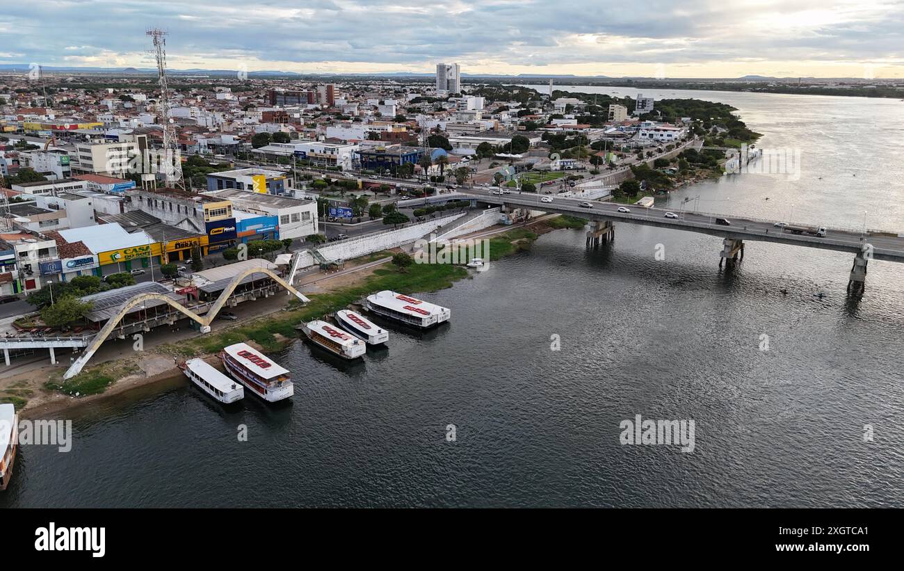 Juazeiro, bahia, brasilien - 6. juli 2024: Blick auf Boote am Ufer des Flusses Sao Francisco in der Stadt Juazeiro. Stockfoto