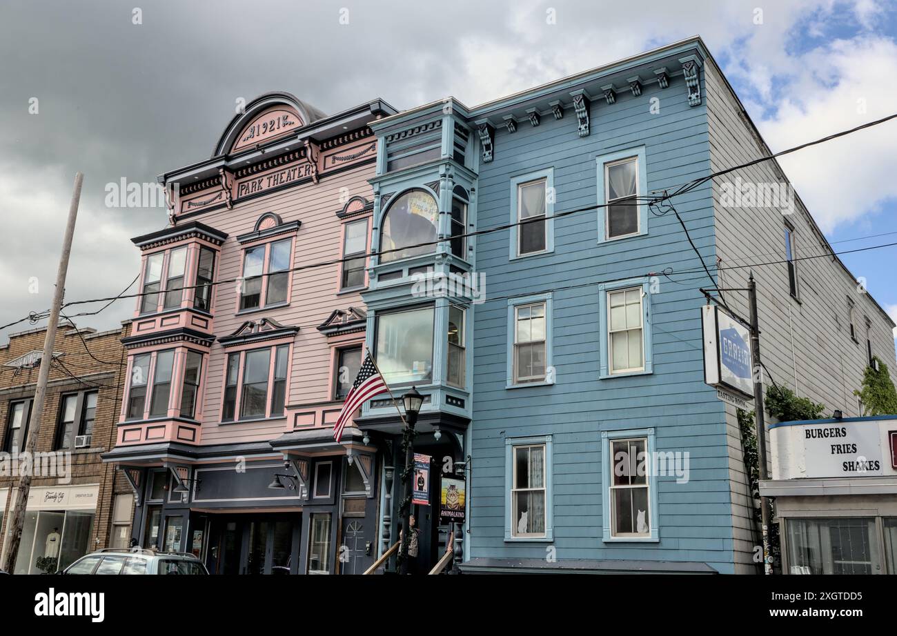 Hudson, NY - 29. Mai 2024: Historische Gebäude in der Warren Street im Zentrum von Hudson, New York. Stockfoto