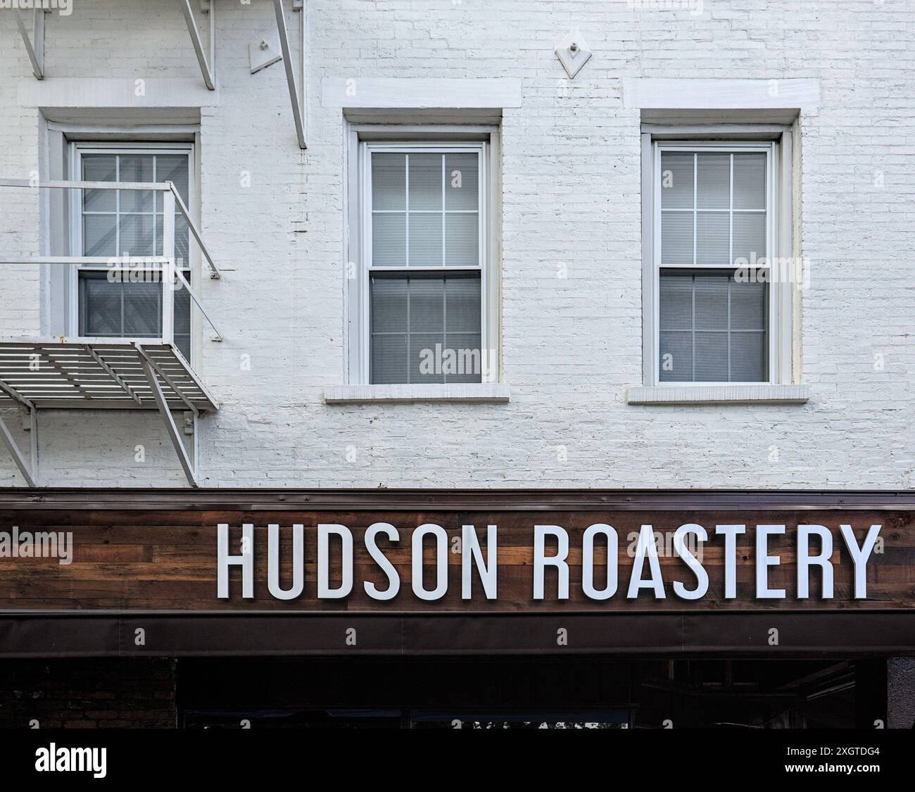 Hudson, NY - 29. Mai 2024: Hudson Roastery Schild über dem Eingang zum Café im Hudson Valley im Upstate New York. Stockfoto