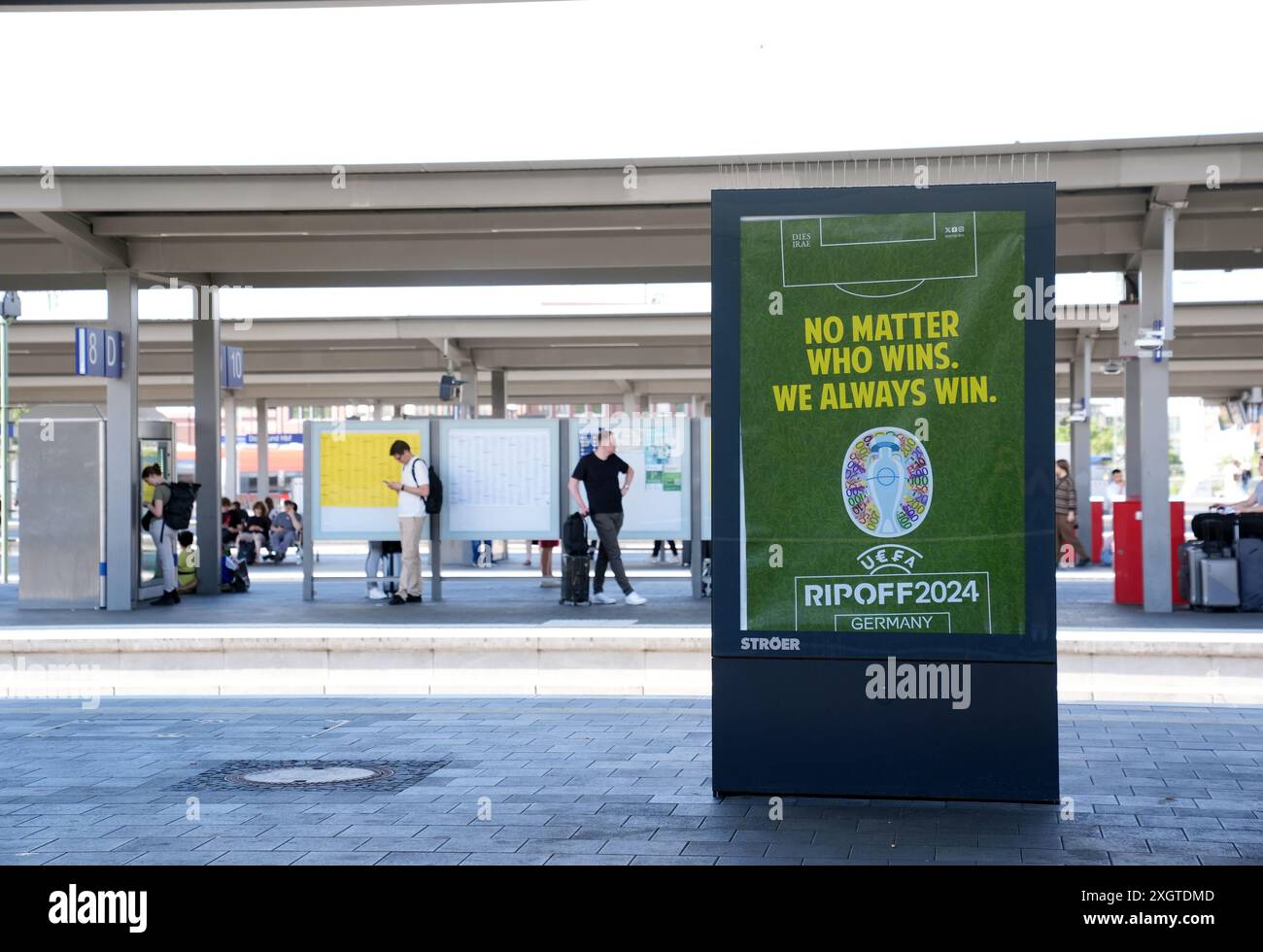 Ein Schild gegen die UEFA am Bahnhof vor der UEFA Euro 2024, Halbfinalspiel im BVB Stadion Dortmund. Bilddatum: Mittwoch, 10. Juli 2024. Stockfoto