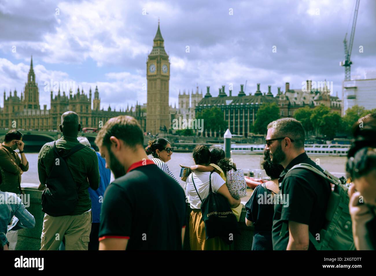 In der Nähe der Westminster Bridge in London schlendern Menschen, da viele Touristen während der Sommerferien die Hauptstadt besuchen werden. Stockfoto