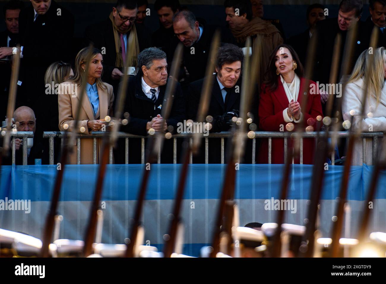 Buenos Aires, Argentinien. Juli 2024. Jorge Macri (2. Von links), Bürgermeister der Stadt Buenos Aires, und seine Frau Maria Belen Luduena, Javier Milei, Präsident von Argentinien, Victoria Villarruel, Vizepräsidentin von Argentinien, und Karina Milei, Schwester des argentinischen Präsidenten, beobachten die Militärparade zum Unabhängigkeitstag. Quelle: Cristina Sille/dpa/Alamy Live News Stockfoto