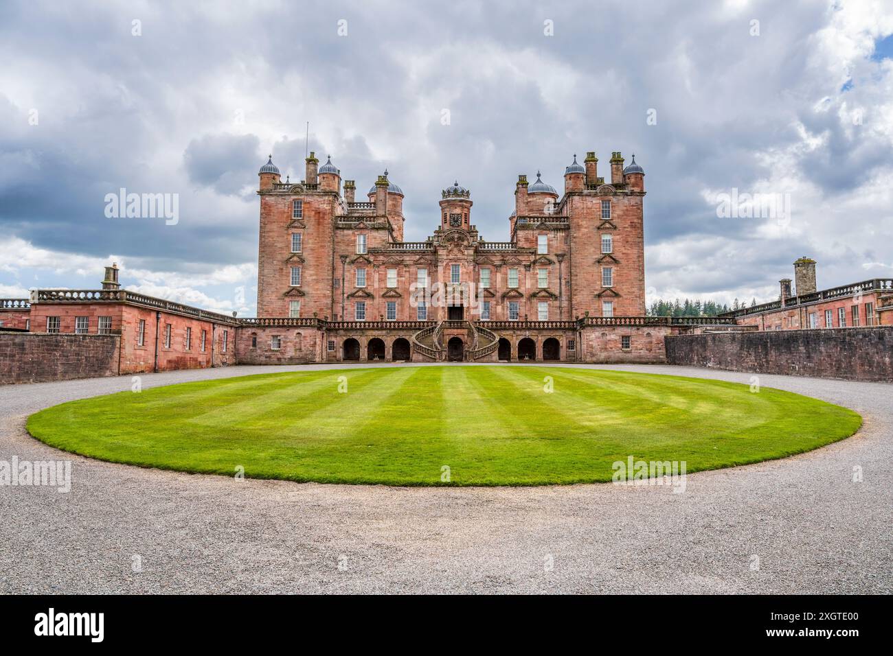 Vordere Erhebung von Drumlanrig Castle, bekannt als Pink Palace of Drumlanrig, in der Nähe von Thornhill in Dumfries and Galloway, Schottland, Großbritannien Stockfoto