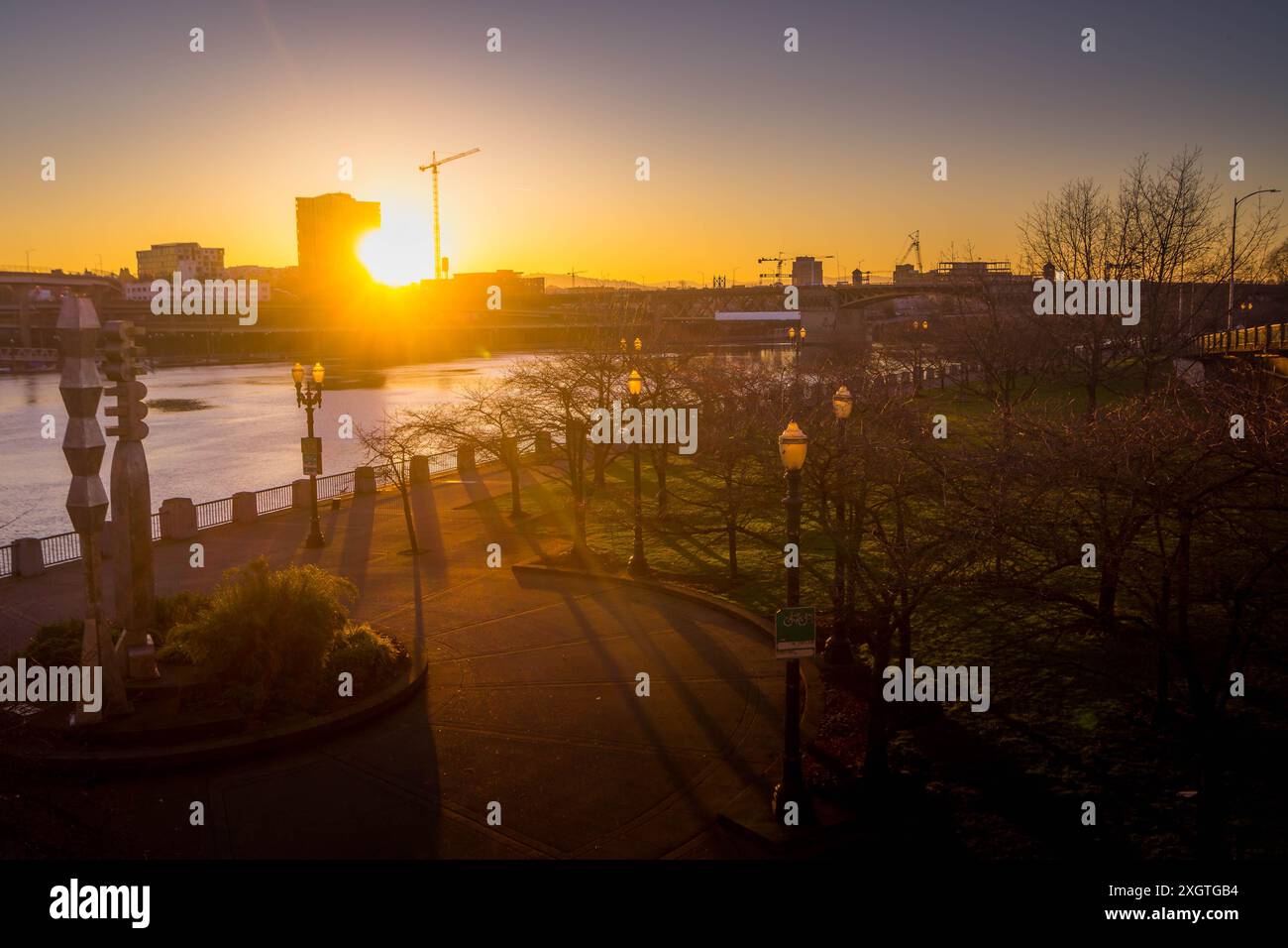 Der Blick über Portland, Oregon, mit dem Willamette River Waterfront, dem Park Trail, der Skulptur des Friendship Circle, der Burnside Bridge und dem Sonnenuntergang über der Stadt Stockfoto