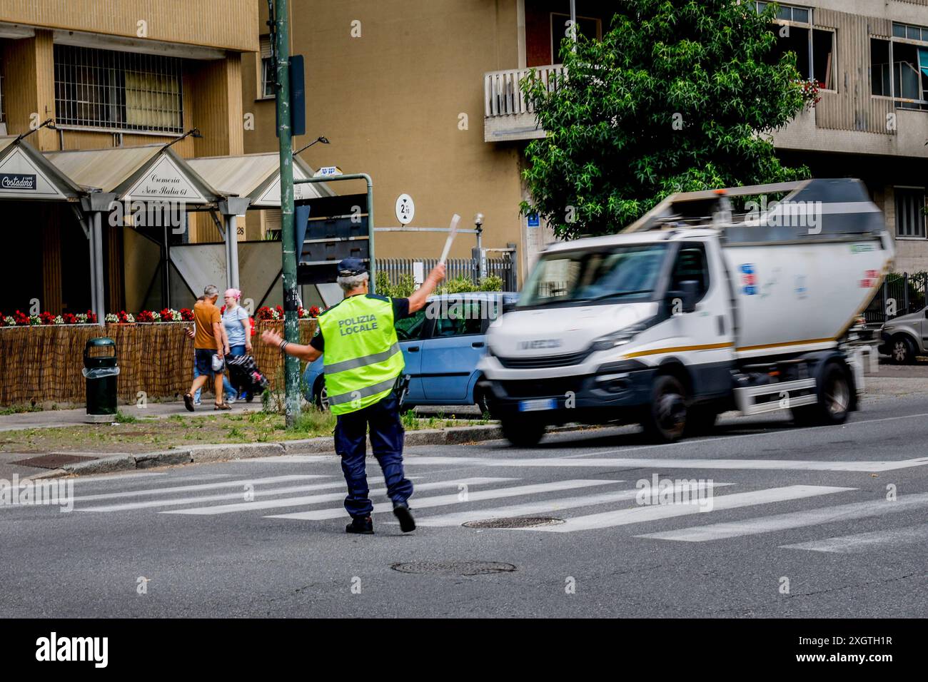 Durante la notte si &#xe8; aperta una voraggine in corso Maroncelli angolo via Ventimiglia al limite sud della citt&#xe0; di Torino, Italia - Cronaca - Mercoled&#xec; 10 Luglio 2024 - (Foto Giulio Lapone/LaPresse ) in der Nacht öffnete sich ein riesiges Loch im corso Maroncelli an der Ecke zur Via Ventimglia an der Südgrenze von Turin, Italien - Ensday 10. Juli 2024 - News - (Foto Giulio Lapone/LaPresse) Credit: LaPresse/Alamy Live News Stockfoto