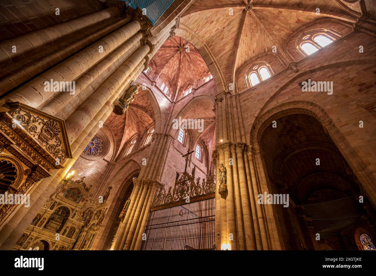 Ansicht des Inneren der Kathedrale von Sigüenza, Guadalajara, Castilla-la Mancha, Spanien, mit seinen hohen Schiffen und Kreuzrippengewölben Stockfoto