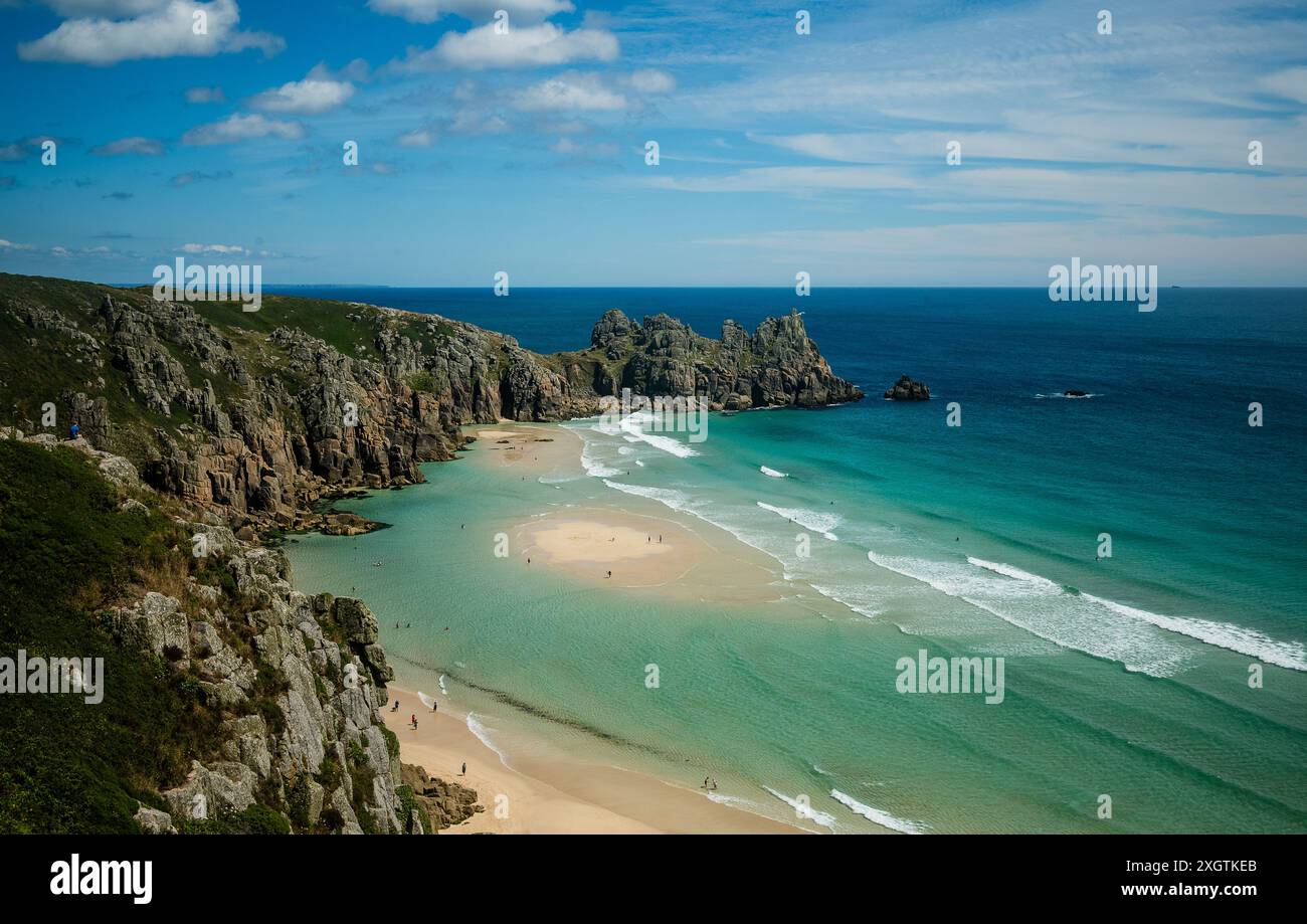 Pedn Vounder Beach sieht an einem wunderschönen Sommertag in Cornwall, Großbritannien, atemberaubend aus Stockfoto