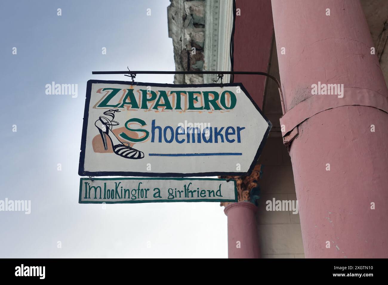 499 Ein Schild des Schuhmachers in der Francisco Aguilera Street, das mehr als das Geschäft selbst vermarktet, seine Sehnsucht nach jemandem. Santiago-Kuba. Stockfoto