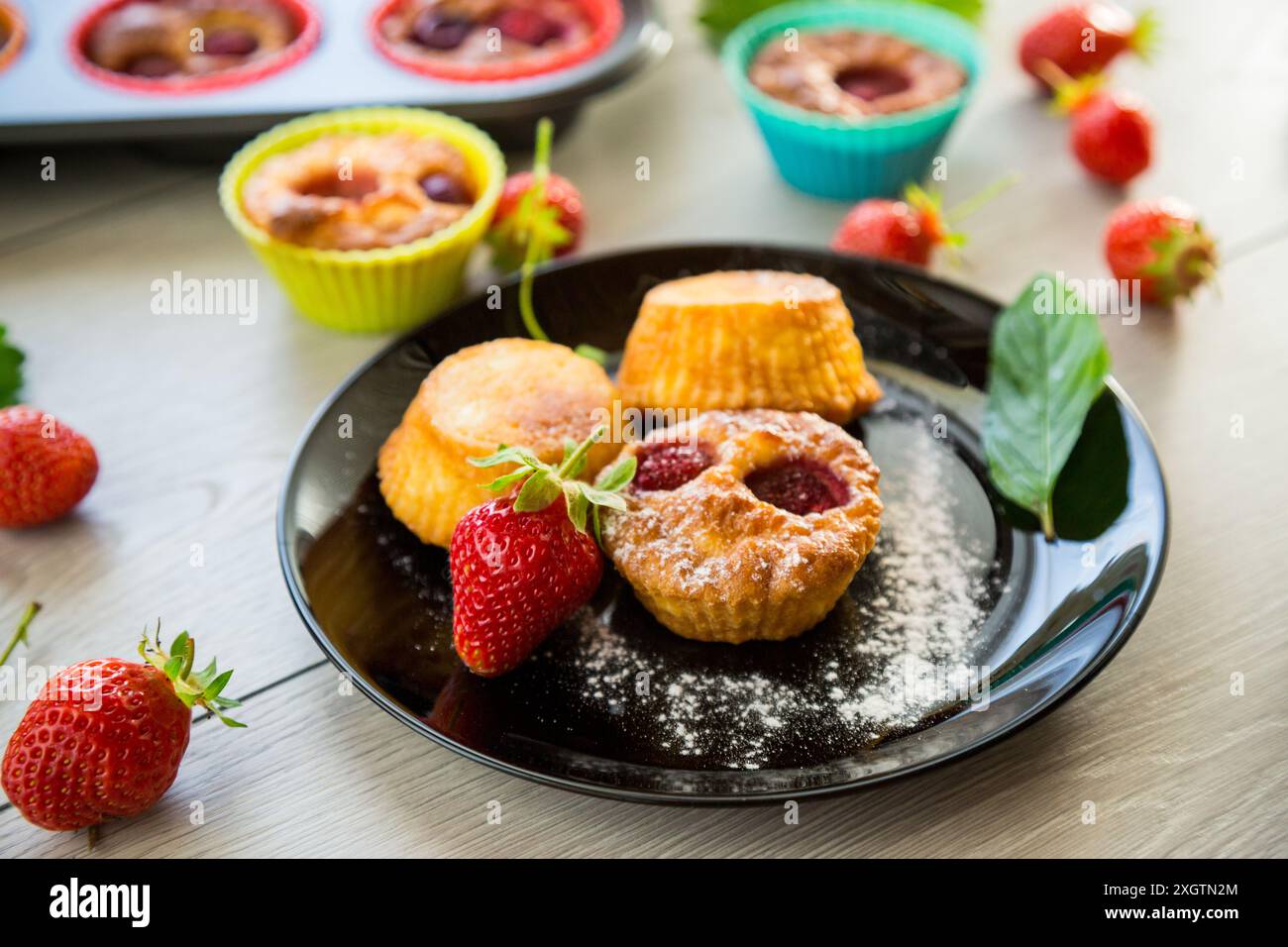 Süße Quark-Muffins mit Erdbeerfüllung Stockfoto