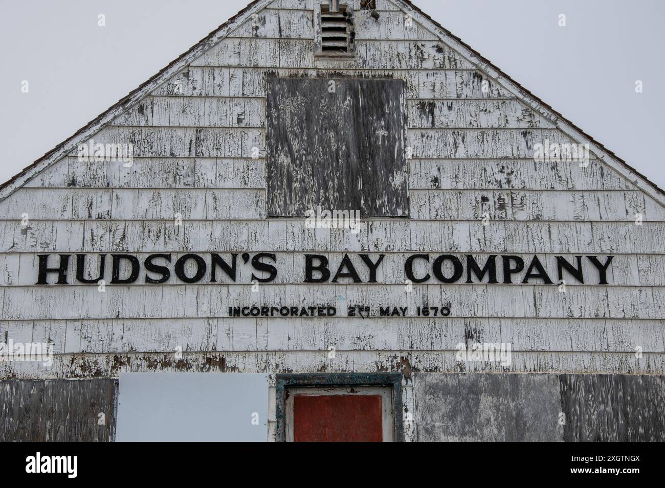 Gebäude der Old Hudson's Bay Company an der William MacKenzie Lane in Apex, Nunavut, Kanada Stockfoto