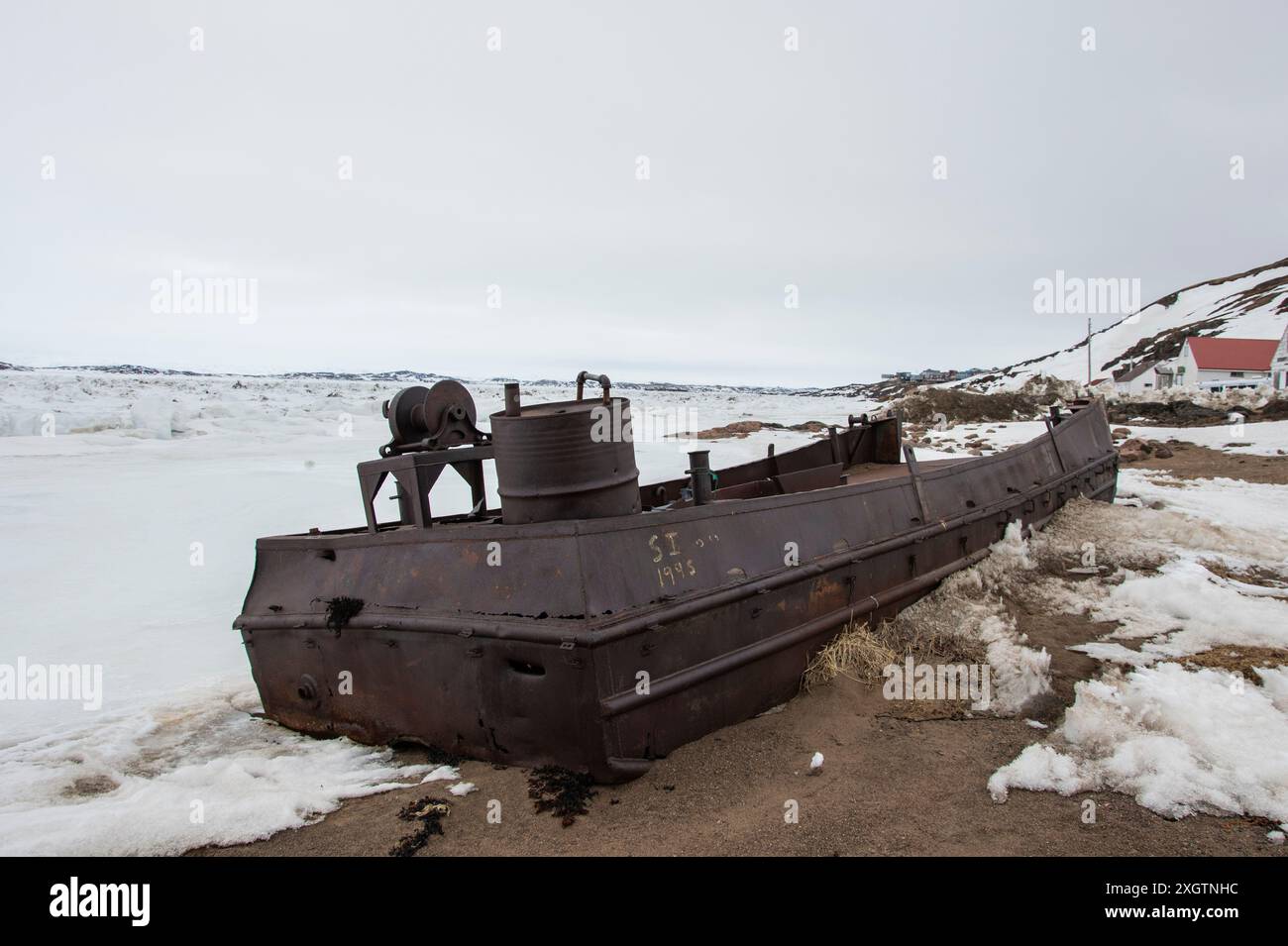 Rostiger Stahlkahn am Red Boat Beach in Apex, Nunavut, Kanada Stockfoto