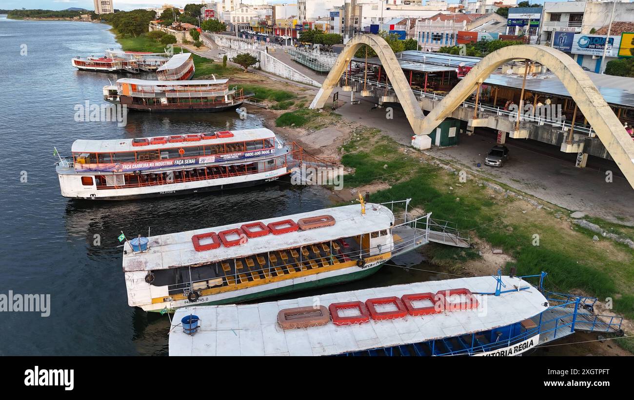 Blick auf den Sao Francisco-Fluss Juazeiro, bahia, brasilien - 6. juli 2024: Blick auf Boote am Ufer des Sao Francisco-Flusses in der Stadt Juazeiro. JUAZEIRO BAHIA BRASILIEN Copyright: XJoaxSouzax 060724JOA031 Stockfoto