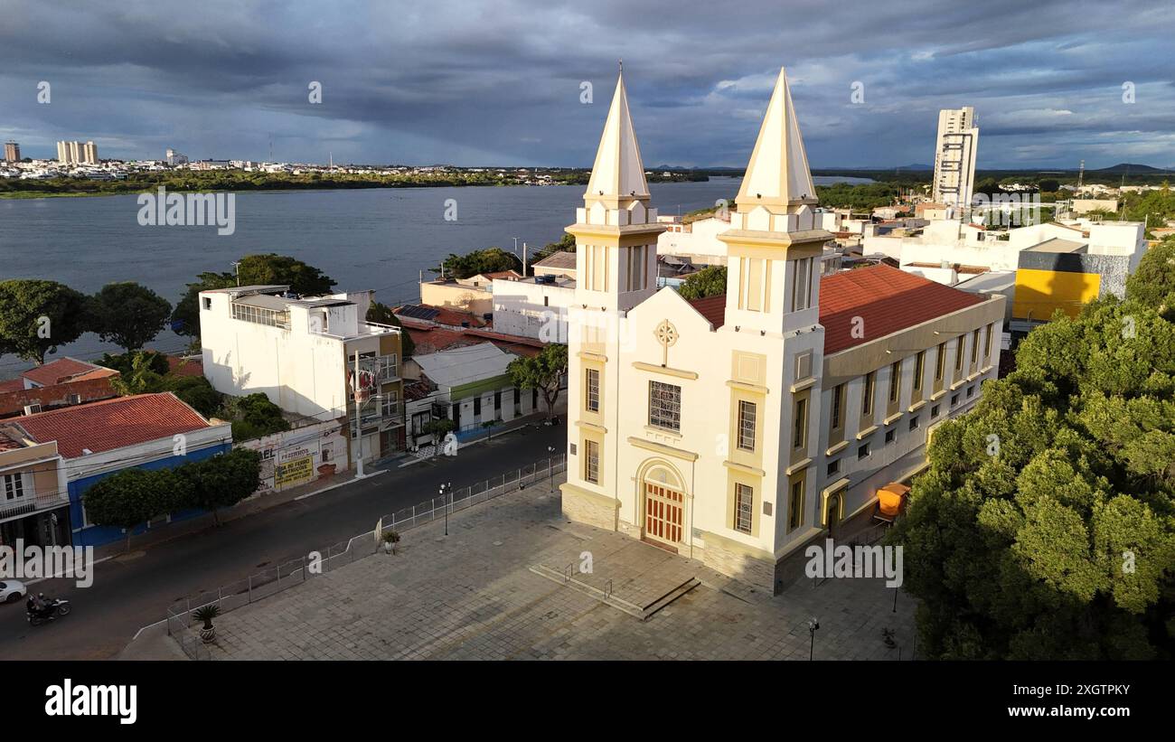 Blick auf den Fluss Sao Francisco juazeiro, bahia, brasilien - 6. juli 2024: Blick auf die Basilika unserer Lieben Frau vom Schmerz in der Stadt Juazeiro JUAZEIRO BAHIA BRASILIEN Copyright: XJoaxSouzax 060724JOA002 Stockfoto