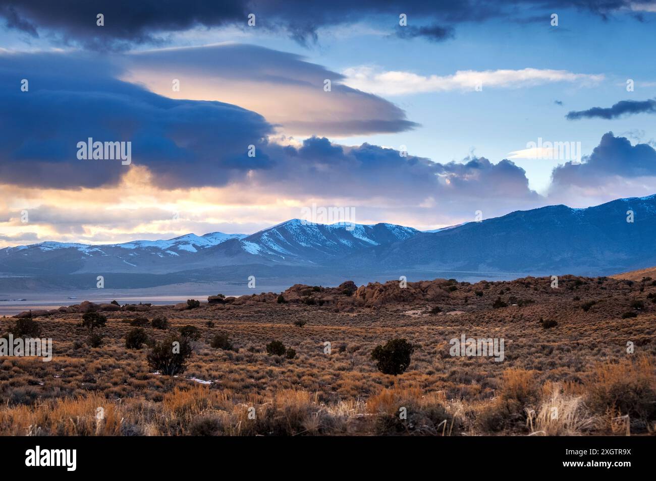 Schneebedeckte Gipfel entlang der U.S. 50 im Great Basin of Central Nevada, USA, auf der „Loneliest Road in America“ Stockfoto