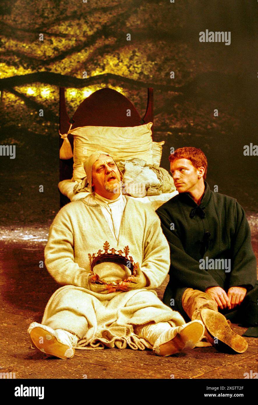 l-r: David Troughton (König Heinrich IV), William Houston (Prinz Hal) in HENRY IV Teil II von Shakespeare bei der Royal Shakespeare Company (RSC), Swan Theatre, Stratford-upon-Avon 29/06/2000 Set-Design: Es Devin Kostüme: Kandis Cook Beleuchtung: Tim Mitchell Fights: Terry King Regisseur: Michael Attenborough Stockfoto