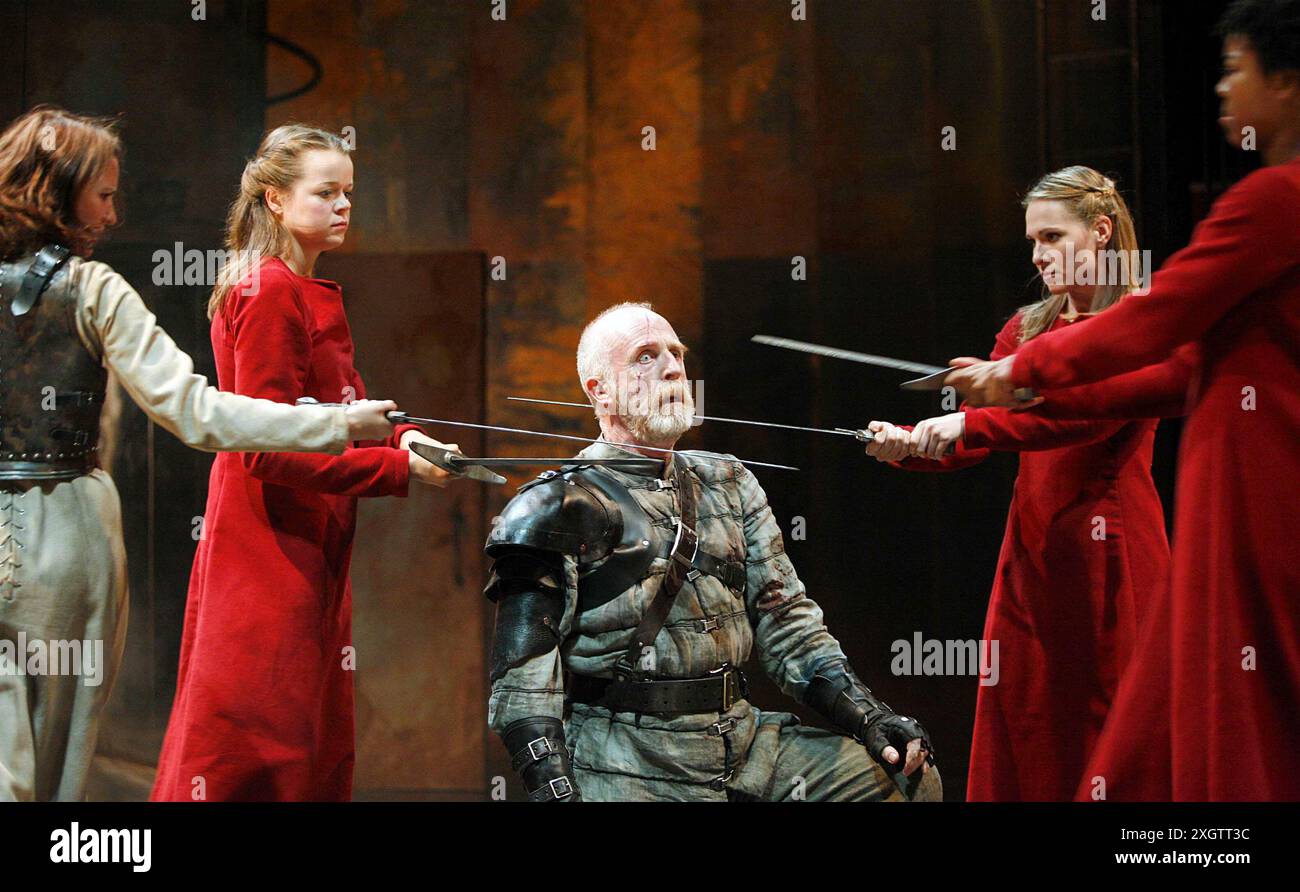 I/V - l-r: Katy Stephens (Joan La Pucelle), Hannah Barrie (Fiend), Keith Bartlett (Lord Talbot), Alexia Healy (Fiend), Ann Ogbomo (Fiend) in HENRY VI Teil i von Shakespeare bei der Royal Shakespeare Company (RSC), Courtyard Theatre, Stratford-upon-Avon, England 09/08/2006 Teil des RSC „The Complete Works“ Festivals – 2006. April bis 2007. März Tom Piper Beleuchtung: Heather Carson Regisseur: Michael Boyd Stockfoto