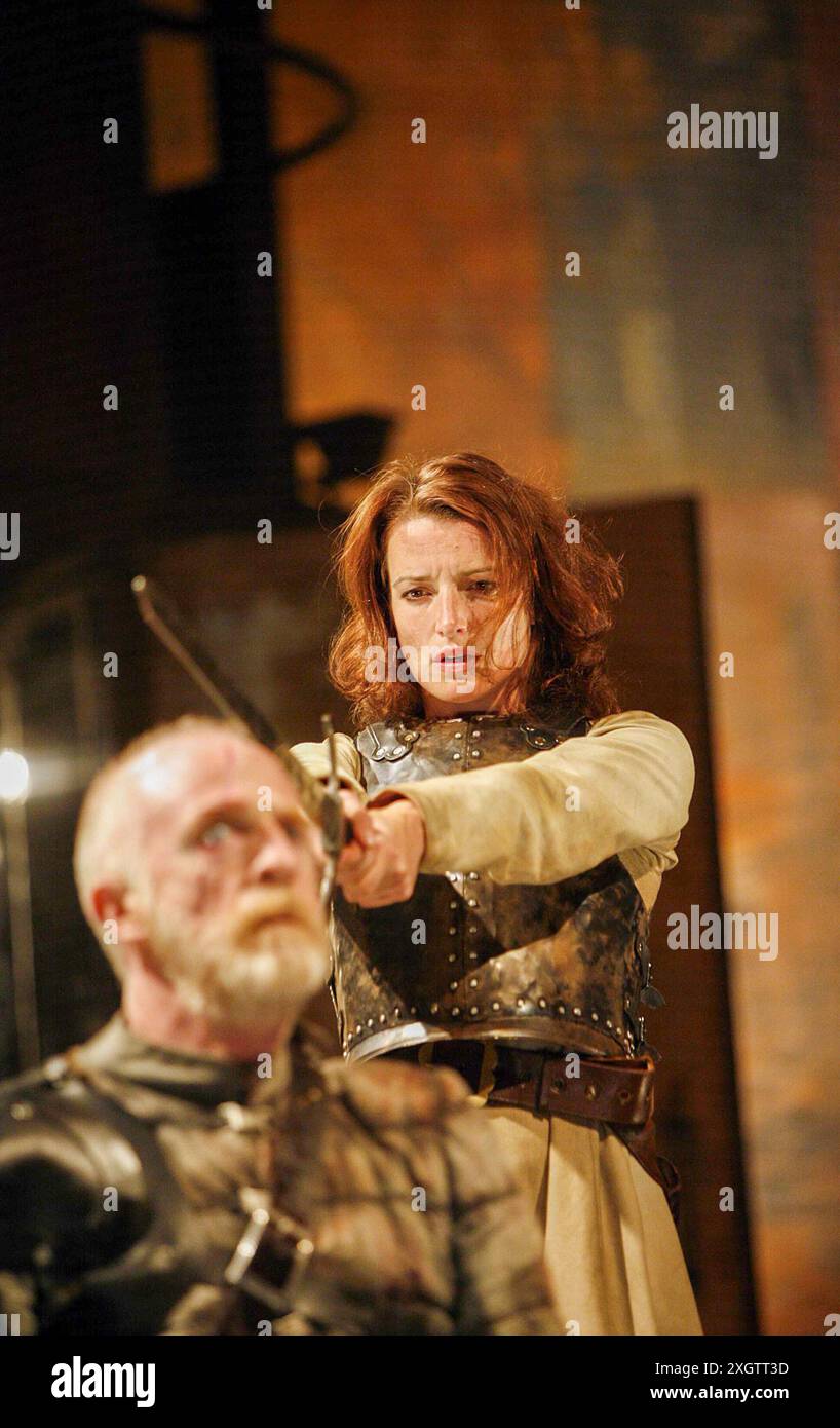 I/V: Keith Bartlett (Lord Talbot), Katy Stephens (Joan La Pucelle) in HENRY VI Teil i von Shakespeare bei der Royal Shakespeare Company (RSC), Courtyard Theatre, Stratford-upon-Avon, England 09/08/2006 Teil des RSC 'The Complete Works' Festivals - April 2006 bis März 2007 Design: Tom Piper Beleuchtung: Heather Carson Regisseur: Michael Boyd Stockfoto