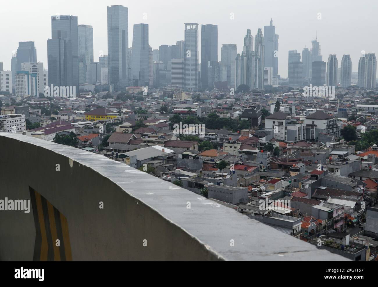 10. Juli 2024, Jakarta, Dki Jakarta, Indonesien: Ein Blick auf ein Wohngebiet mit einem Hintergrund von Hochhäusern aus einer Höhe in der Gegend von Jakarta, Mittwoch (07.10.2024). Die Regierung zielt darauf ab, dass die Bevölkerung Jakartas im Jahr 2030 12,5 Millionen Menschen erreichen soll, während auf der Grundlage von Bevölkerungsdaten der Generaldirektion für Bevölkerung und Zivilregistrierung, die Bevölkerung des DKI Jakarta hatte Ende 2023 11,34 Millionen Menschen bei einer Bevölkerungsdichte von 16.146 Menschen pro Quadratkilometer erreicht. (Kreditbild: © GEMA Azwar Hakiki/ZUMA Press Wire) NUR REDAKTIONELLE VERWENDUNG! Nicht für Commerci Stockfoto