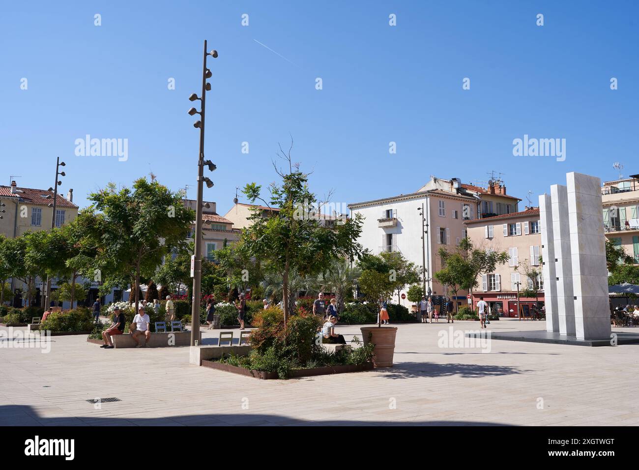 Antibes, Frankreich - 11. Mai 2024 - Platz des Martyrs de la Resistance und Straße der Republique in der historischen Altstadt von Antibes an einem sonnigen Frühling Stockfoto