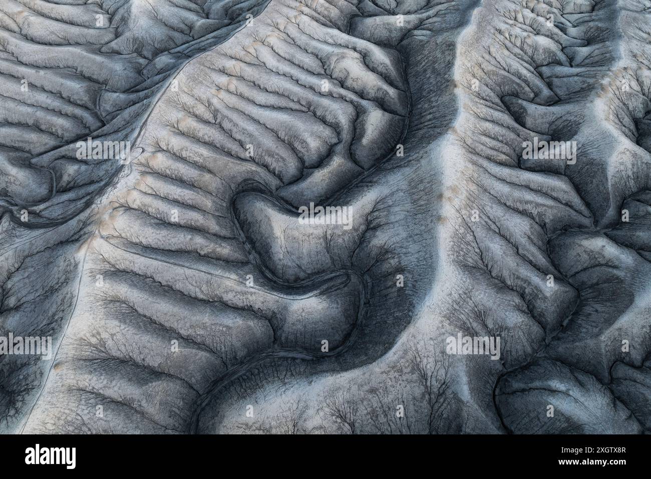 Eine detaillierte Luftaufnahme erfasst die komplizierten, verwitterten Muster der kargen Landschaft in Hanksville, Utah, und zeigt Erosion und natürliche Texturen Stockfoto