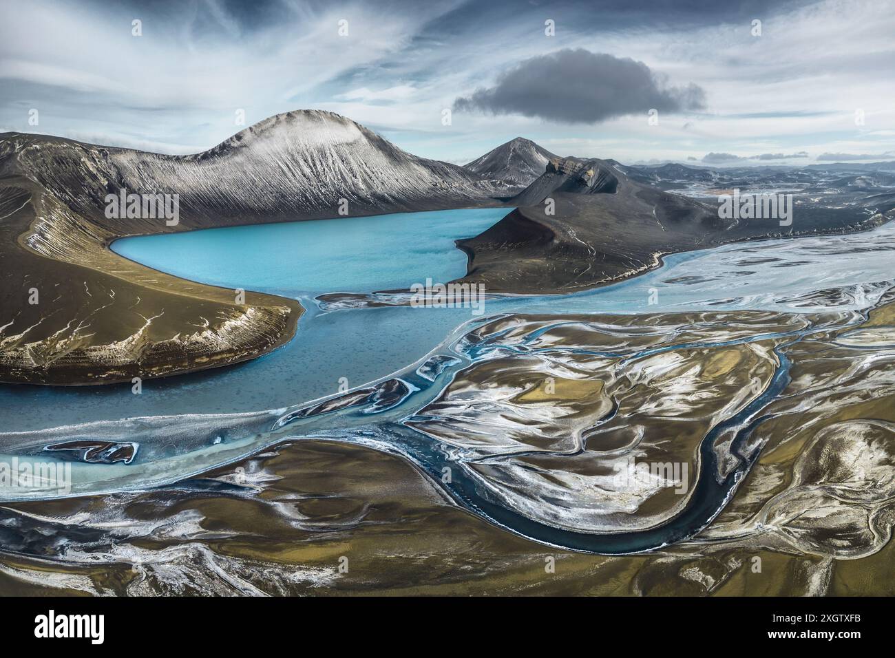 Dieses Luftbild fängt die atemberaubenden Berge und die sich schlängelnden Flüsse Islands ein und zeigt die Kunstfertigkeit der Natur und die raue Schönheit des Ter Stockfoto