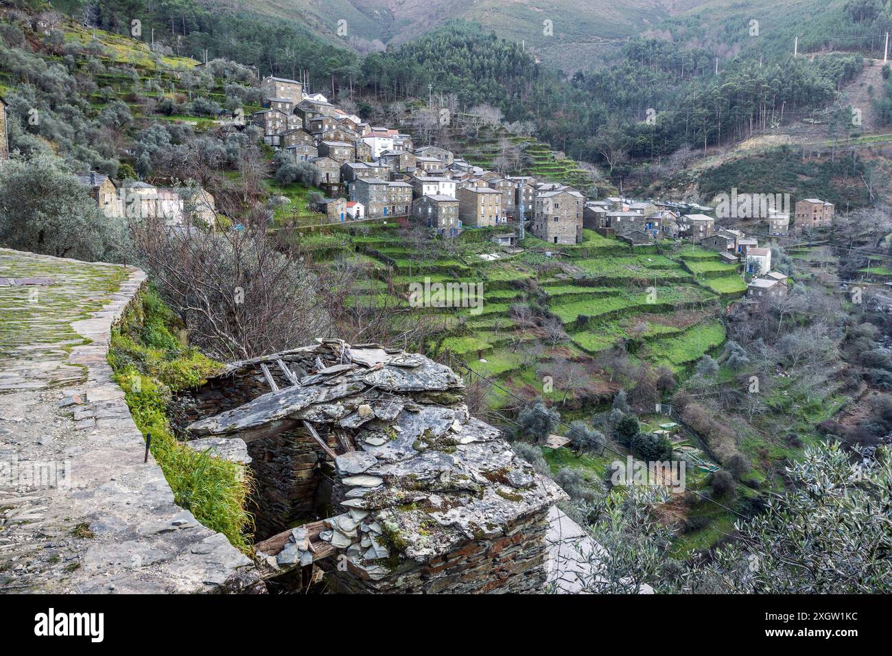 Blick auf das wunderschöne historische Dorf Piódão in Portugal, an einem Winternachmittag. Stockfoto