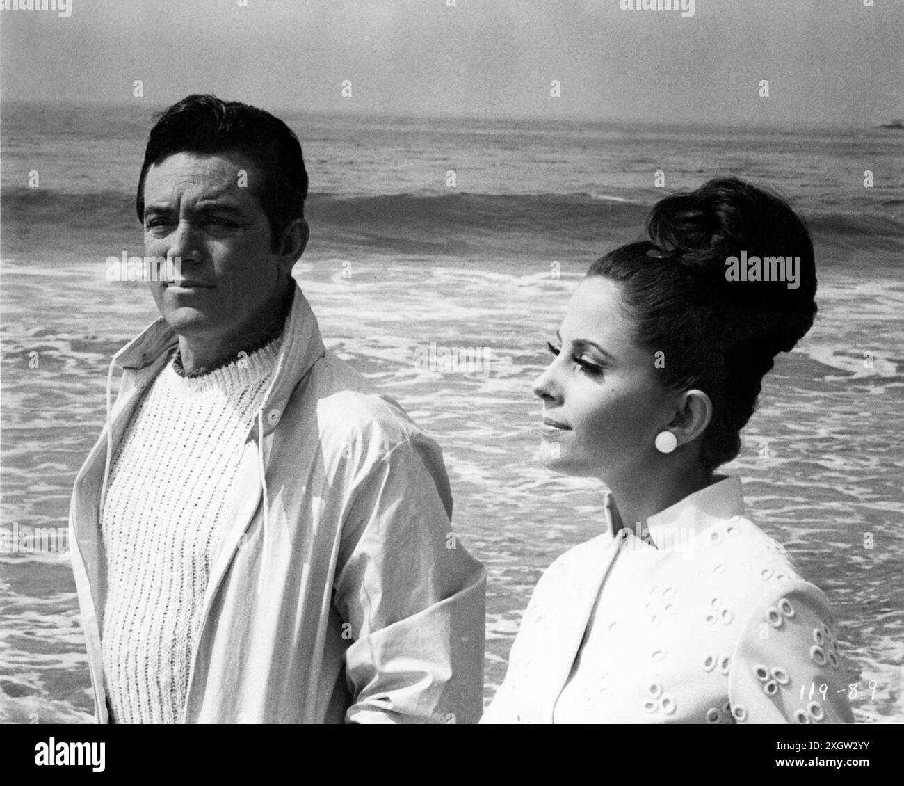 PAUL BURKE und BARBARA PARKINS in VALLEY OF THE DOLLS 1967 MARKIEREN ROBSON-Roman Jacqueline Susann Drehbuch Helen Deutsch und Dorothy Kingsley Musik John Williams Kleider Travilla Red Lion / Twentieth Century Fox Stockfoto