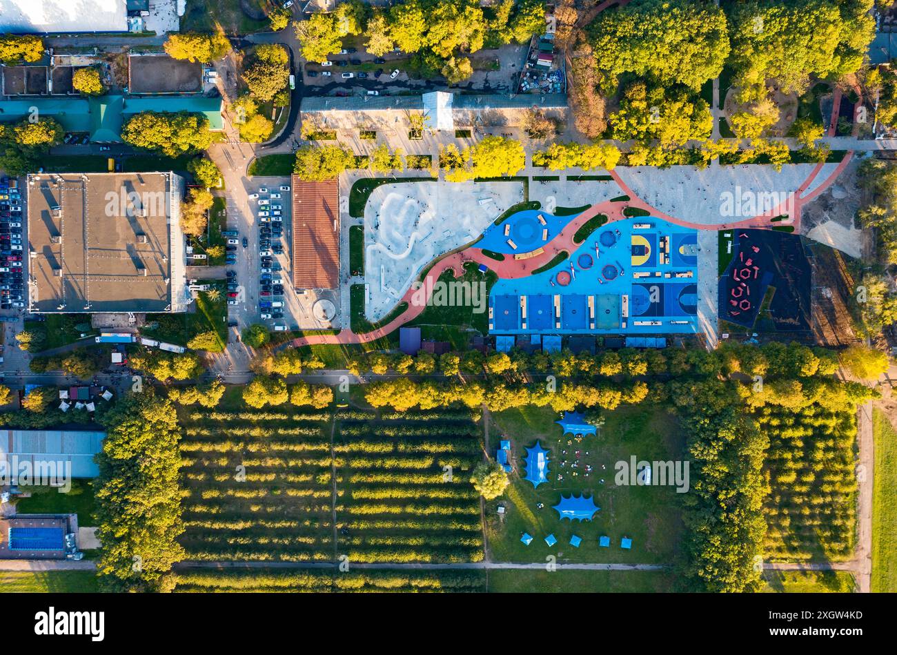 Blick von oben auf die Sportplätze im Park zwischen Herbstbäumen Stockfoto