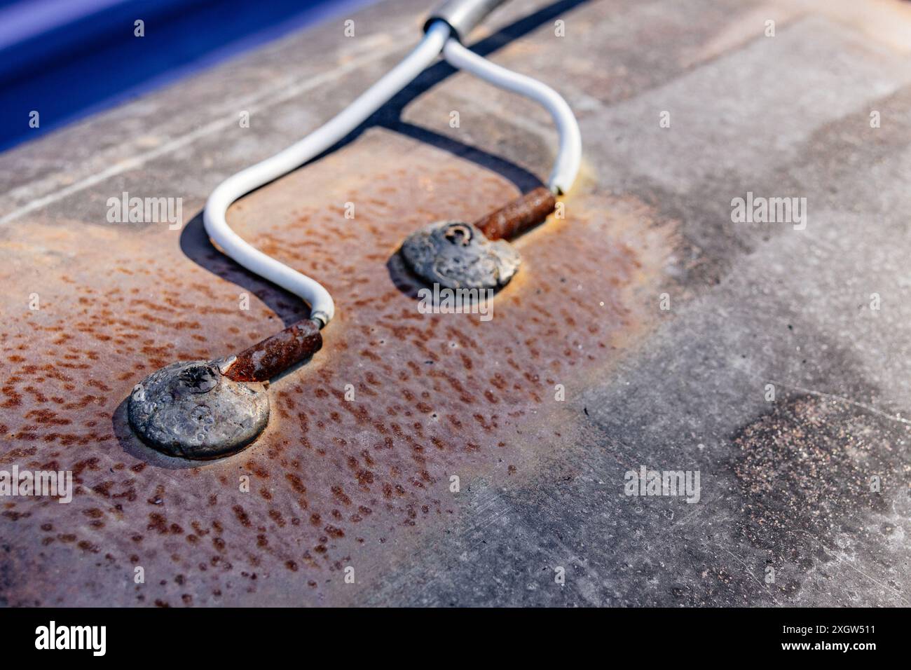 Elektrischer Schutz von Metallrohren vor Korrosion. Art der Klemmenverbindung. Stockfoto