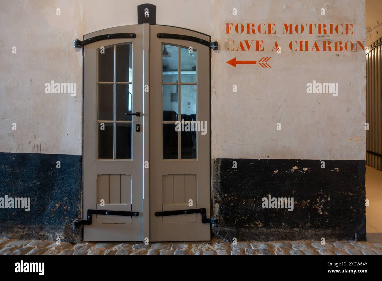 Flur mit Wegbeschreibung in Fort van Liezele, Festung des Festungsgebietes von Antwerpen, Puurs-Sint-Amands, Provinz Antwerpen, Belgien Stockfoto