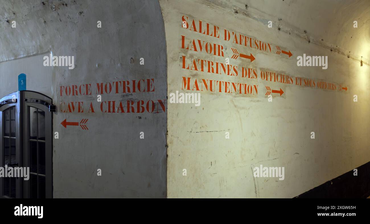 Flur mit Wegbeschreibung in Fort van Liezele, Festung des Festungsgebietes von Antwerpen, Puurs-Sint-Amands, Provinz Antwerpen, Belgien Stockfoto