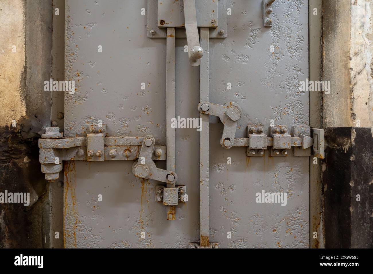 Verriegelungsmechanismus an der gasdichten Stahltür im Fort van Liezele, Festung der National Redoubt, Provinz Antwerpen, Belgien Stockfoto