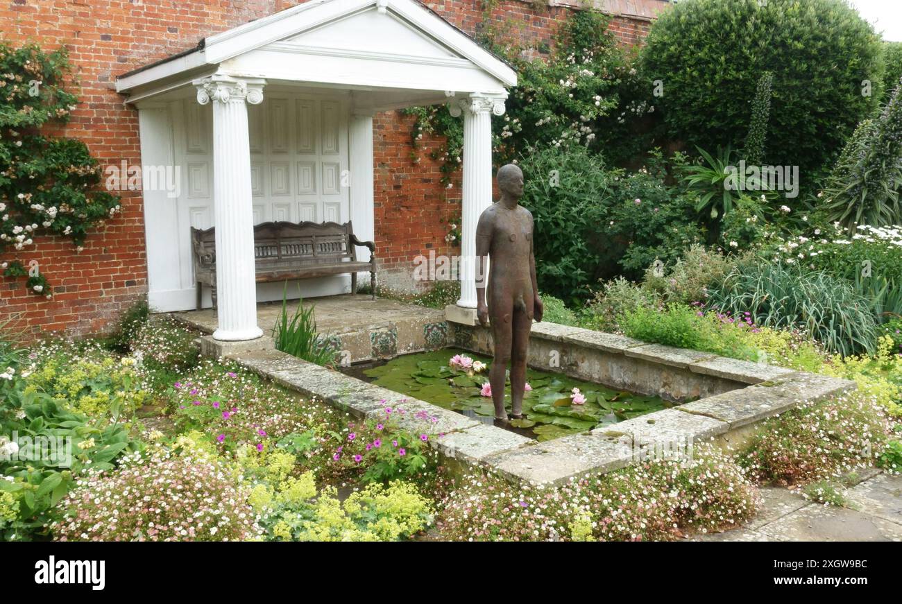 Another Time X von Anthony Gormley in einem Zierteich Stockfoto