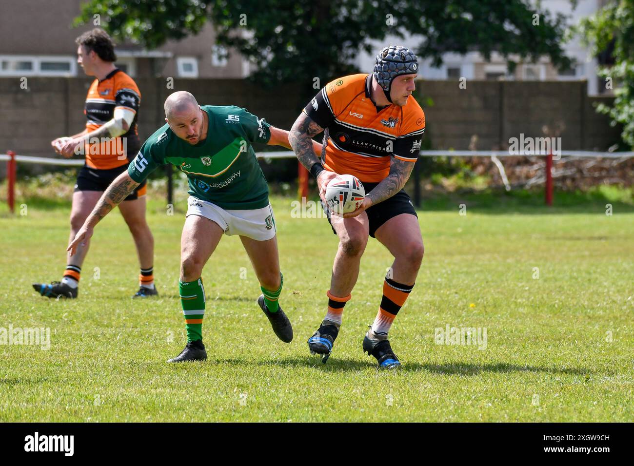 Port Talbot, Wales. 6. Juli 2024. Lewis Pryce-Jones von Torfaen Tigers, der am 6. Juli 2024 bei der JES Group Rugby League Conference zwischen Aberavon Fighting Irish und Torfaen Tigers im Aberavon Harlequins RFC in Port Talbot, Wales, Großbritannien, den Ball passieren wollte. Quelle: Duncan Thomas/Majestic Media. Stockfoto