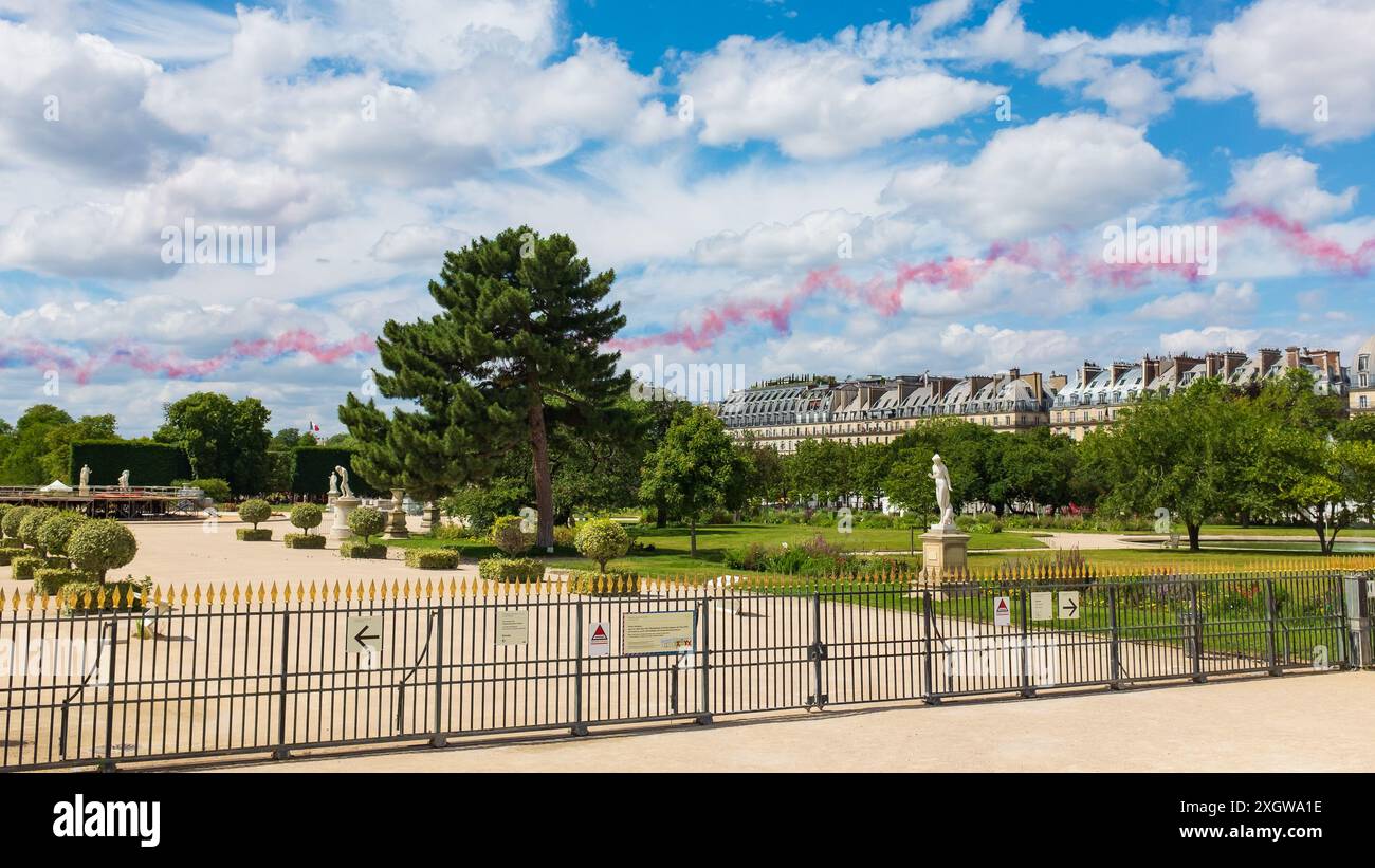 Paris, Frankreich. Juli 2024. Die blauen, weißen und roten Rauchspuren repräsentieren die französische Nationalflagge, die von den Alpha Jets der Patrouille de France bei der Probe vor dem Bastille Day veröffentlicht wurde Stockfoto