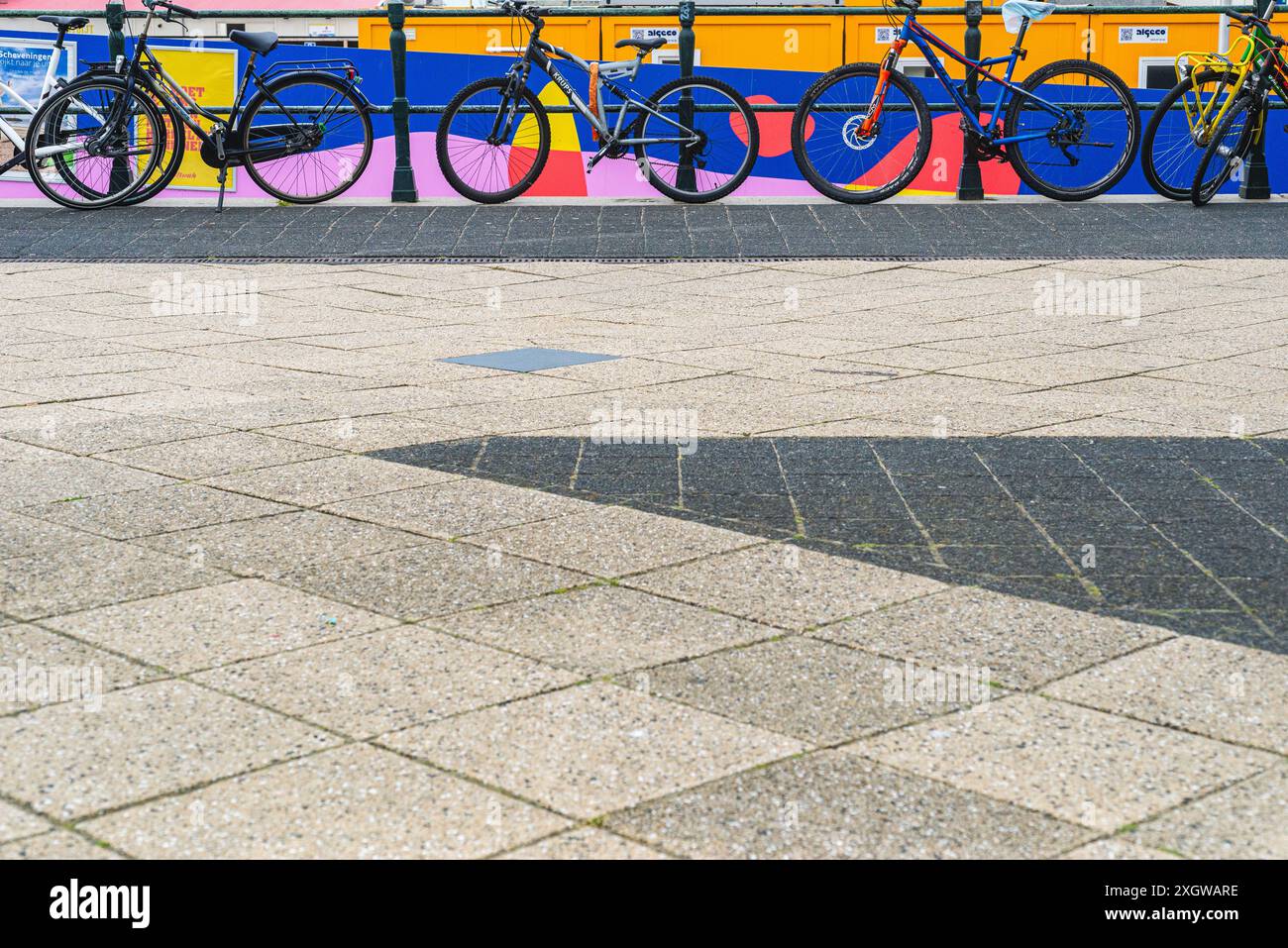 08.07. 2024, den Haag, Niederlande, parkten Fahrräder an der Promenade in der Nähe des Grand Hotel Amrath Kurhaus, Scheveningen Stockfoto