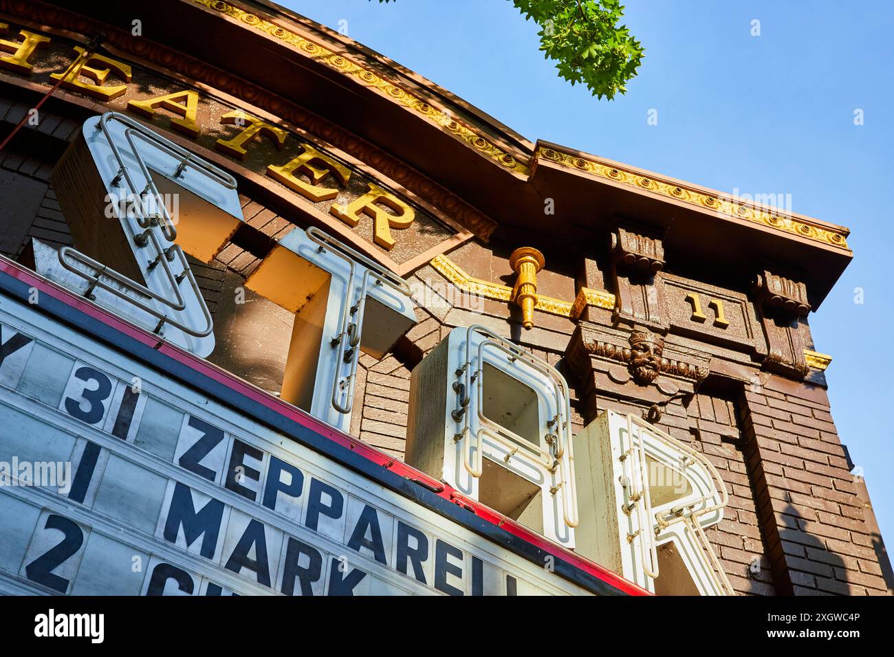 Vintage Theater Festzelt und Fassade mit flachem Blick Stockfoto