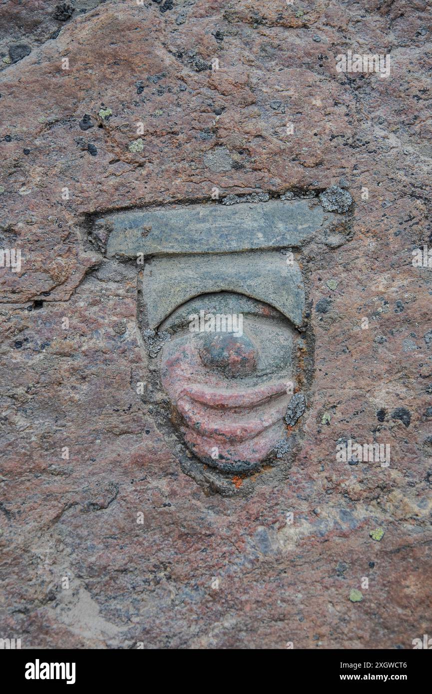 Skulptur Steinschnitzerei eines Gesichtsphoits auf dem Queen Elizabeth Way in Iqaluit, Nunavut, Kanada Stockfoto