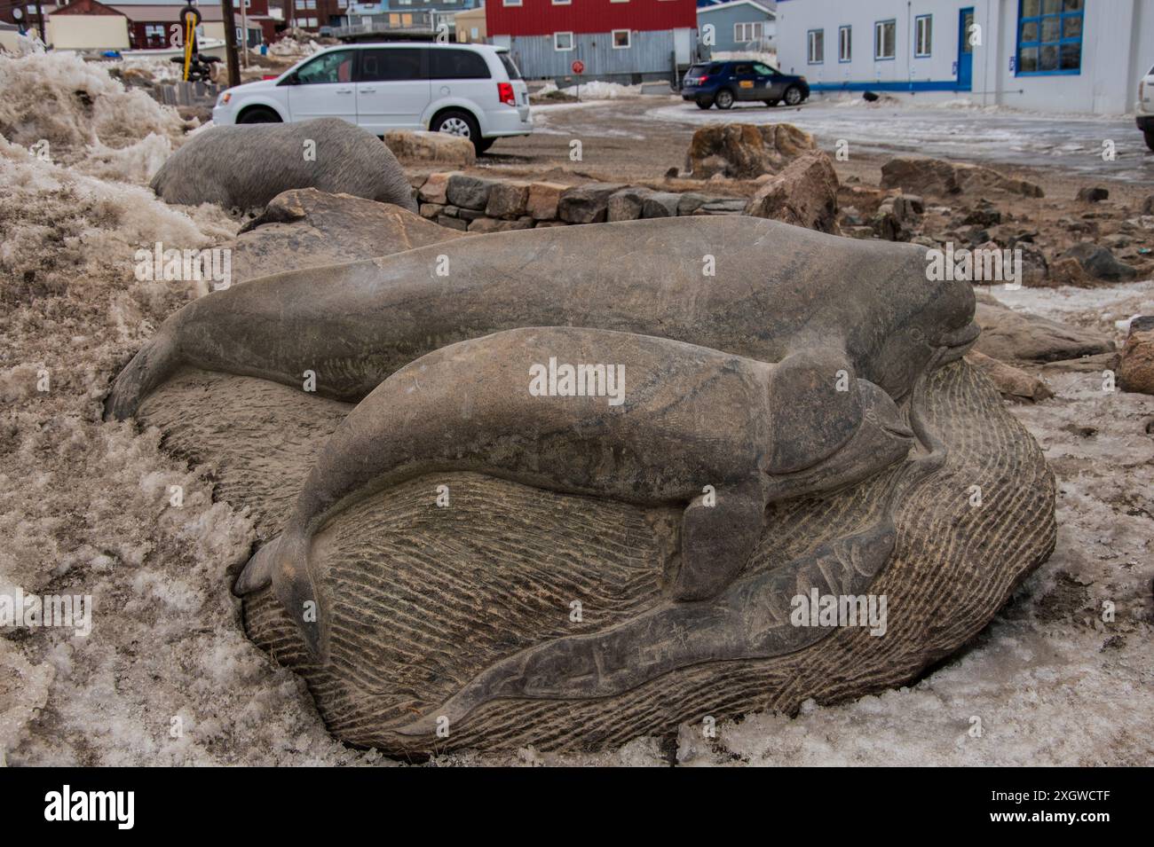 Skulptur Steinschnitzerei von Belugawalen auf dem Queen Elizabeth Way in Iqaluit, Nunavut, Kanada Stockfoto