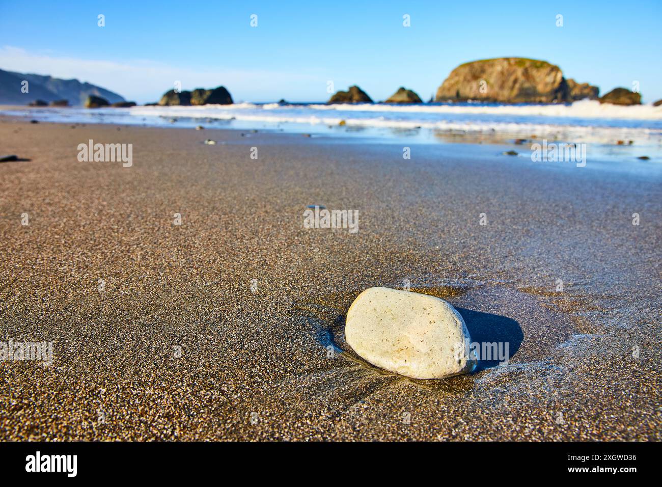 Ruhiger White Rock on Sand am Whaleshead Beach Low Perspective Stockfoto