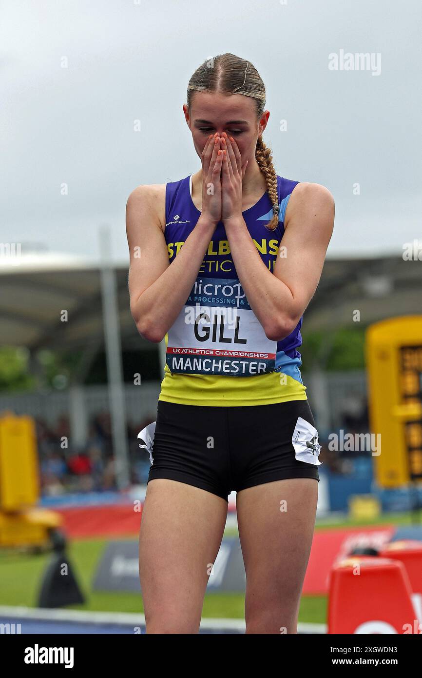 Phoebe Gill von St Albans AC war überwältigt, nachdem er gerade das 800-m-Finale gewonnen hatte Stockfoto
