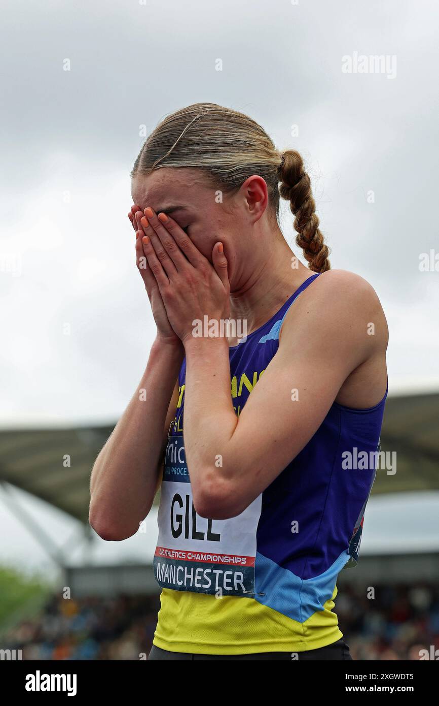 Phoebe Gill von St Albans AC war überwältigt, nachdem er gerade das 800-m-Finale gewonnen hatte Stockfoto