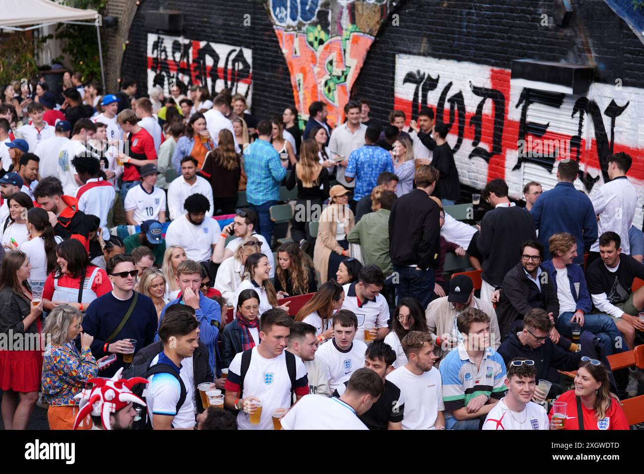 England-Fans in Peckham Arches in London vor dem Halbfinalspiel der UEFA Euro 2024 zwischen England und den Niederlanden. Bilddatum: Mittwoch, 10. Juli 2024. Stockfoto