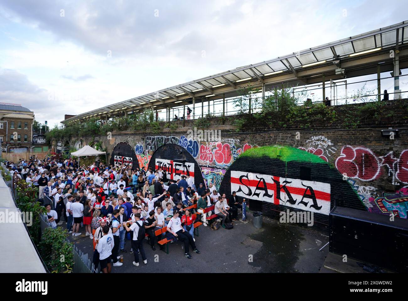 England-Fans in Peckham Arches in London vor dem Halbfinalspiel der UEFA Euro 2024 zwischen England und den Niederlanden. Bilddatum: Mittwoch, 10. Juli 2024. Stockfoto