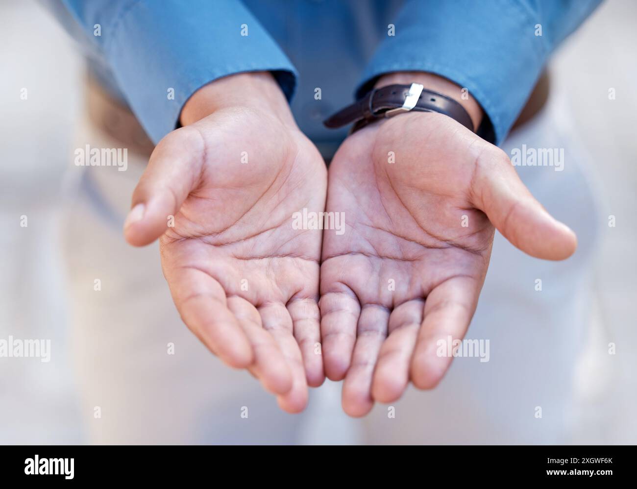 Hände, Unternehmen und Personen, die um Wohltätigkeit der Finanzkrise, Armut und Konkurs betteln, Geste der Arbeitslosigkeit. Mitarbeiter, Spende und Gemeinschaft Stockfoto