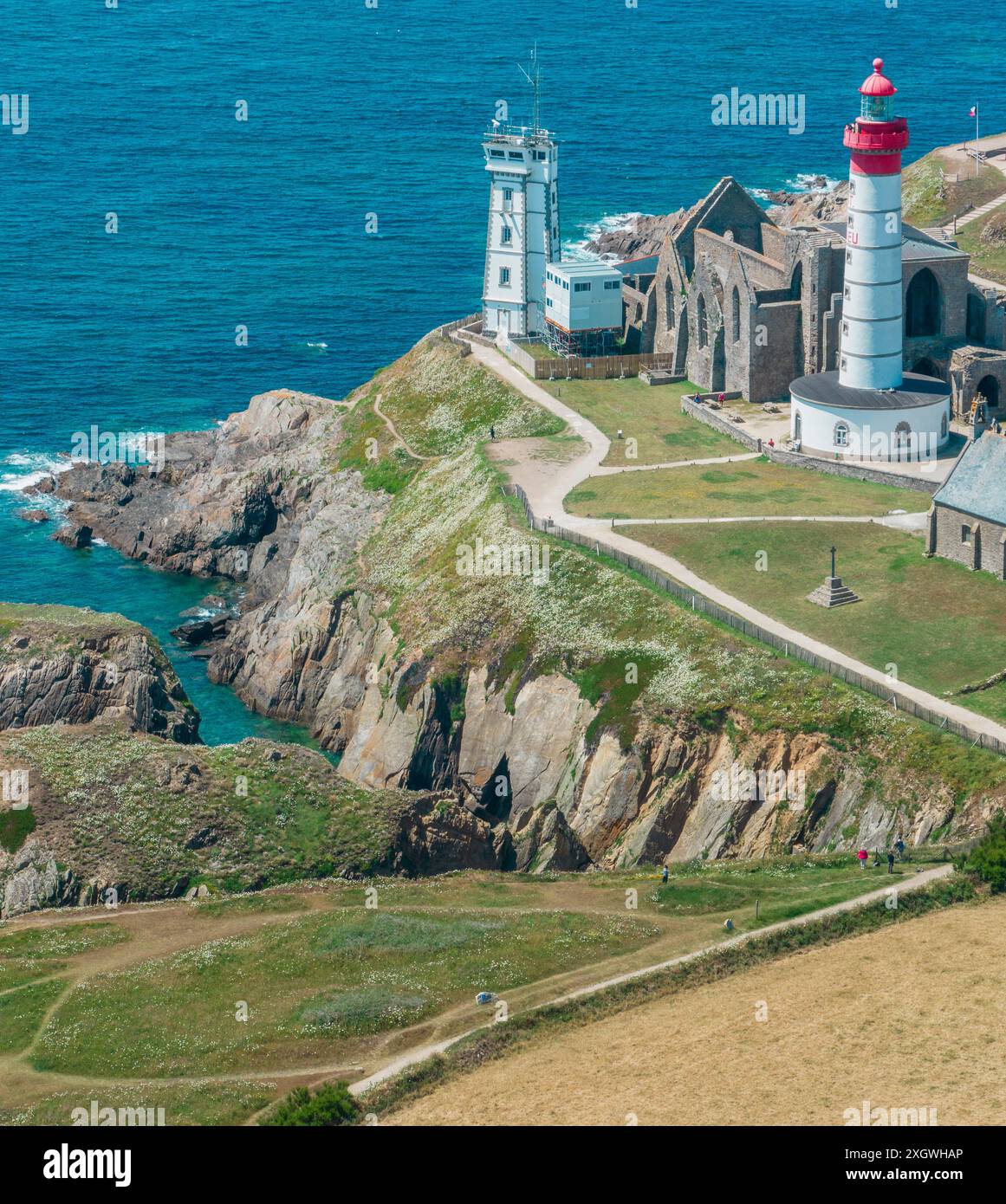 Aus der Vogelperspektive des Leuchtturms Saint-Mathieu in Plougonvelin und in der Nähe der Ruinen der alten Abtei Saint-Mathieu de Fine-Terre. Frankreich Stockfoto