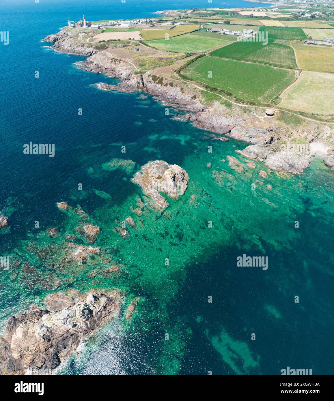 Aus der Vogelperspektive des Leuchtturms Saint-Mathieu in Plougonvelin und in der Nähe der Ruinen der alten Abtei Saint-Mathieu de Fine-Terre. Frankreich Stockfoto