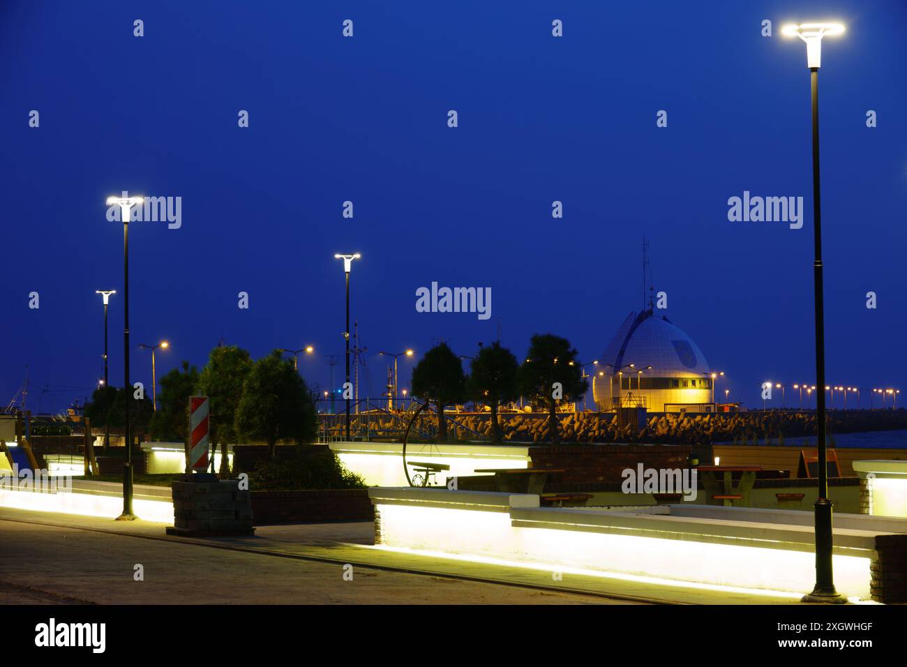 15.02.2023 Abend an der Ostseeküste, der Stadt Hel, Polen Stockfoto